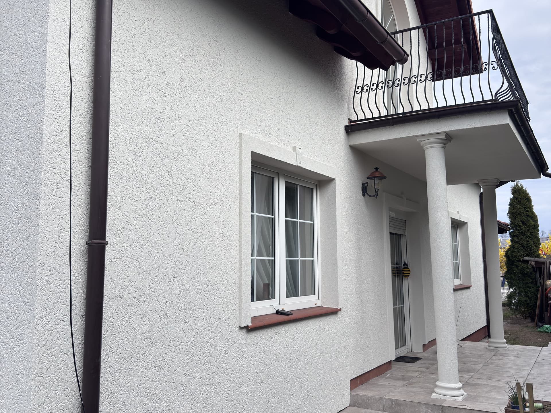 Elewacja budynku w  Szczecinie po realizacji - drugie ujecie odswiezonej jasnej sciany