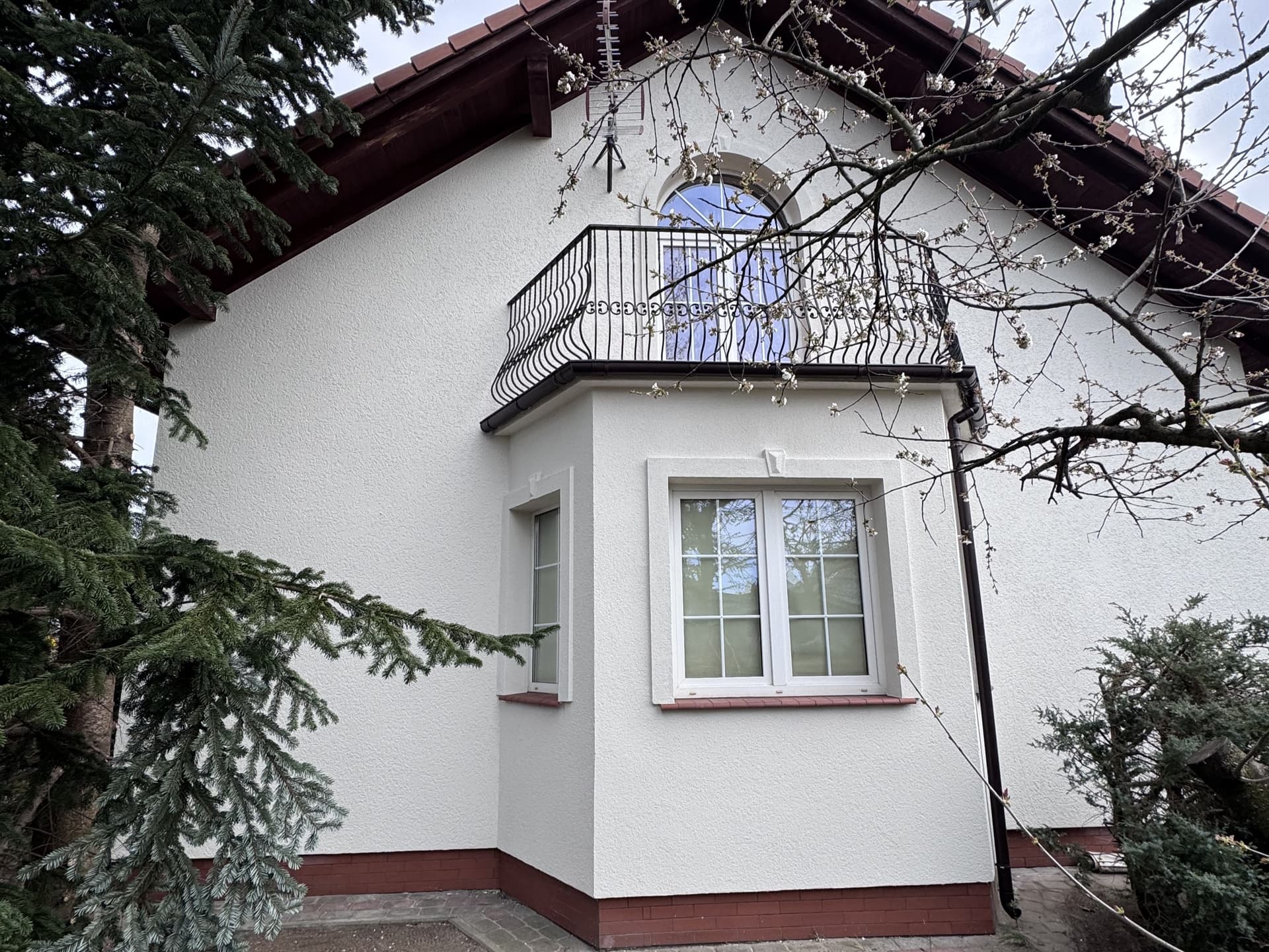 Elewacja budynku w  Szczecinie po myciu i  malowaniu - dodatkowe ujecie efektu koncowego