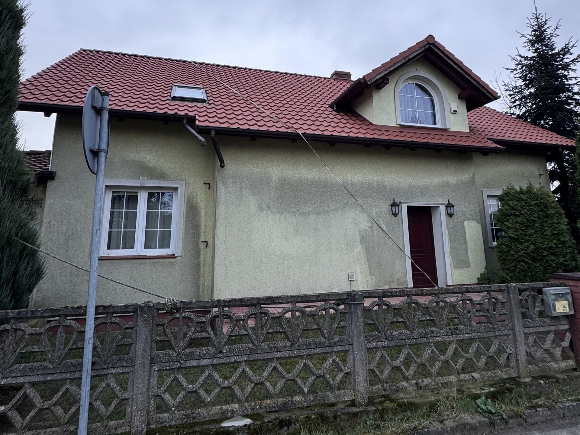 Mycie i malowanie elewacji domu jednorodzinnego w Goleniowie - przed