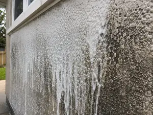 Piana biobójcza naniesiona na ocieploną elewację - softwashing tynku cienkowarstwowego, realizacja STmaster