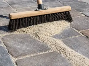 Szczotka wmiatająca suchy piasek kwarcowy w szczeliny umytej kostki brukowej