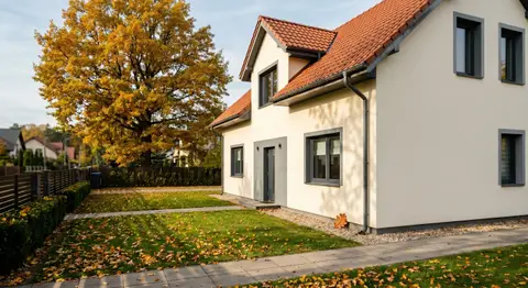 Realizacja malowania elewacji domu jednorodzinnego w październiku — Goleniów. Udane jesienne okno pogodowe, farba silikonowa winter, STmaster