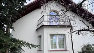 Dom jednorodzinny w Goleniowie po dociepleniu elewacji: biały tynk i balkon z kutą balustradą - prace objęte ulgą termomodernizacyjną 2026